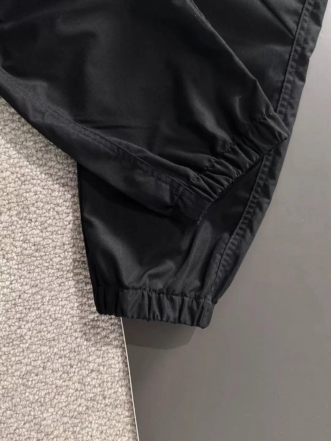Next day delivery P360 Stone lsland 2025 spring and summer new casual solid-color legged trousers with elastic band. The hem of the trousers is hemmed with two needles. The stitching is fine and firm. The fabric is customized by the counter and has high breathability and comfort. The details are impeccable. The design concept of brand elements reflects high quality. It feels delicate and soft! It presents a casual cut and the upper body shape is great! Size: M-3XXL
